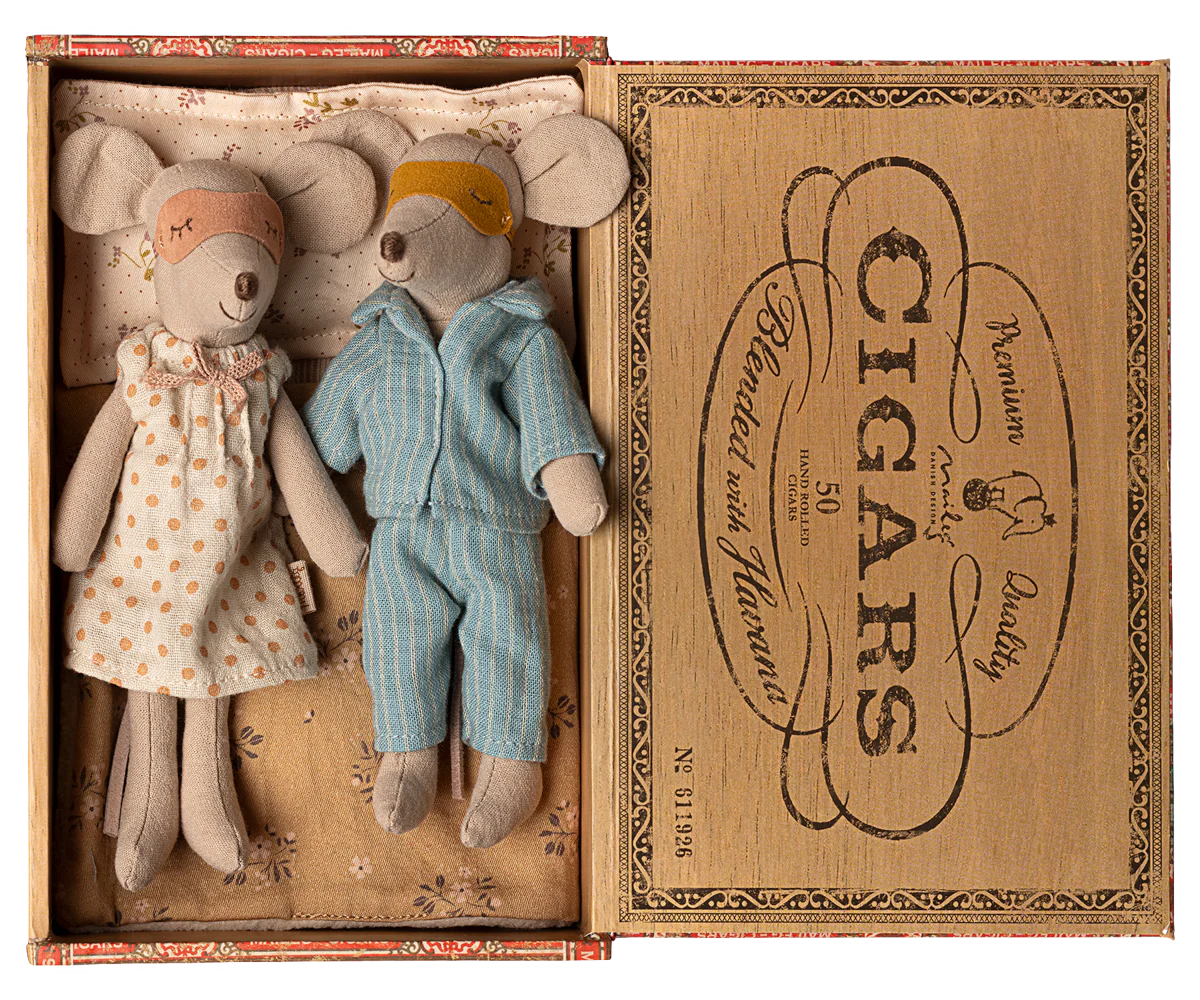 Mom and Dad on Maileg cigar box