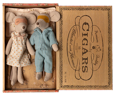 Mom and Dad on Maileg cigar box