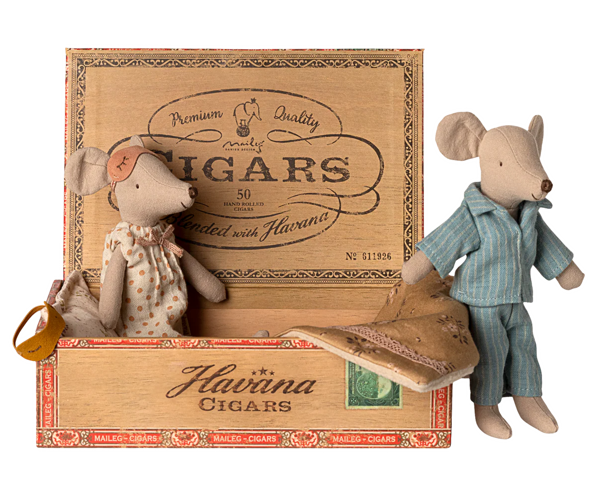 Mom and Dad on Maileg cigar box