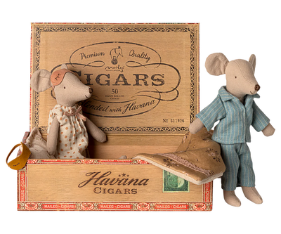 Mom and Dad on Maileg cigar box