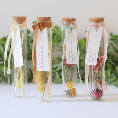 Frasco de vidro pequeno com flores secas e etiqueta personalizada / 6 unid.