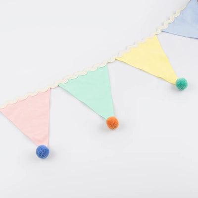 Guirlanda de bandeirinhas de tecido multicolorido com pompom