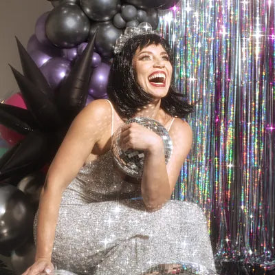 Tiara de enfeites com bolas de discoteca