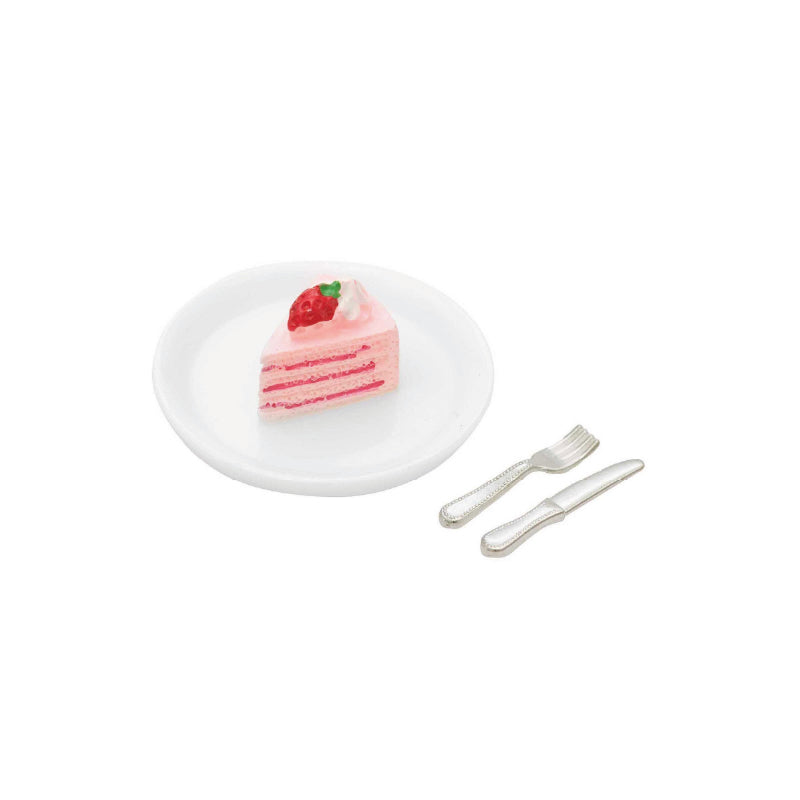 Tarta de fresa en miniatura con plato y cubiertos