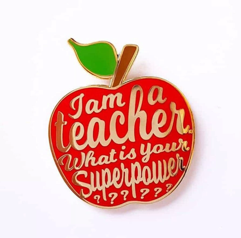 Pin manzana bañada en oro "I am a teacher"