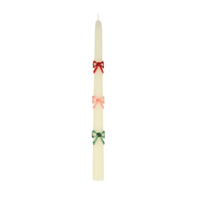 Conjunto de velas longas com arcos coloridos