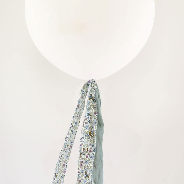 Balão L decorado com listras de tecido Liberty Mint