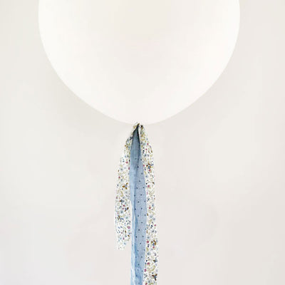 Balão L decorado com listras de tecido Liberty azul