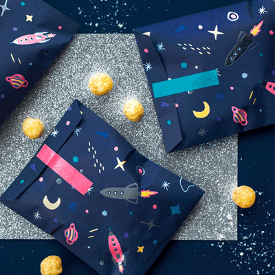 Space paper bags and stickers / 6 units.