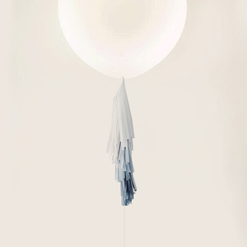 Balão L decorado com grinalda de papel azul