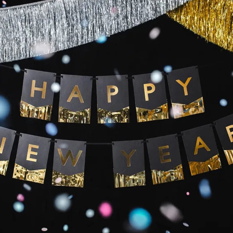 Bandeirinhas pretas com franjas "Happy New Year".